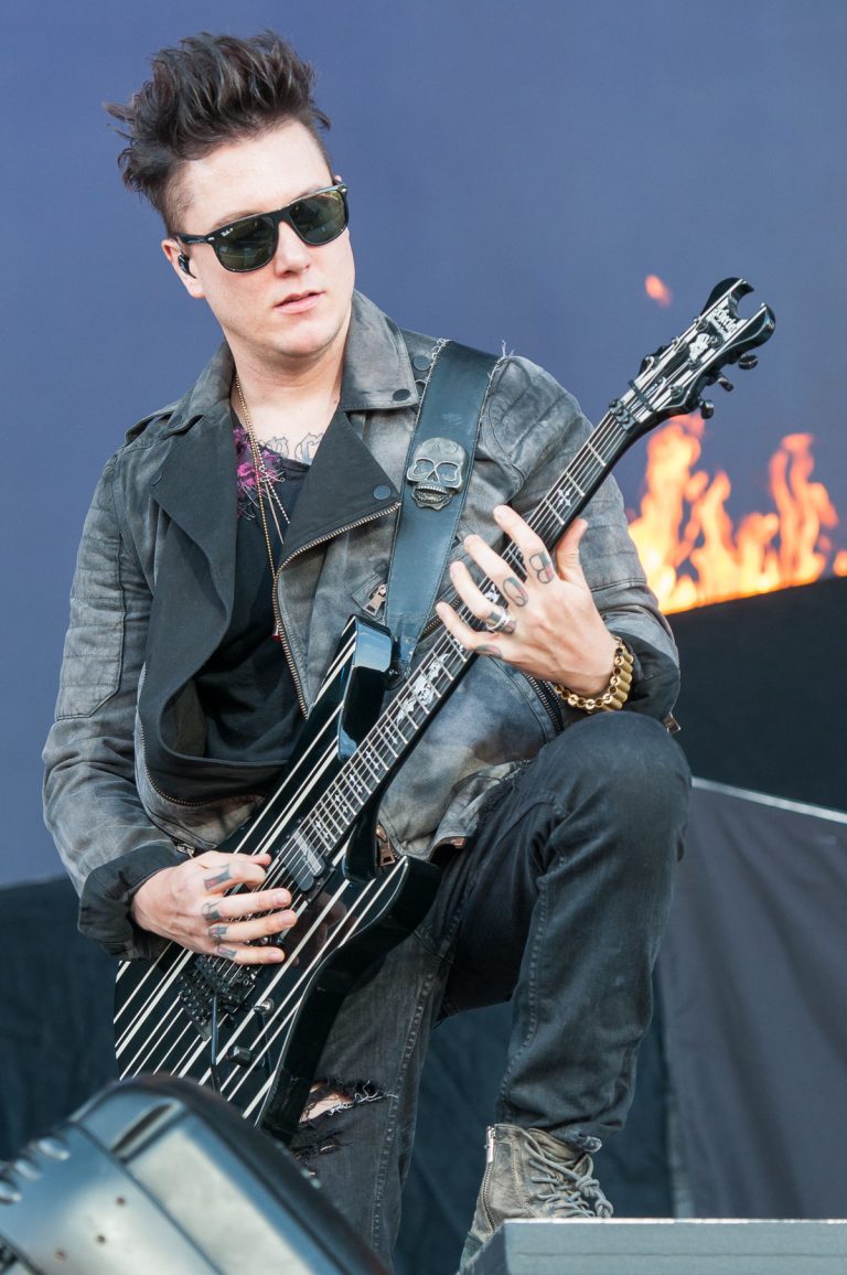 How to Dress Like Synyster Gates – PlayGuitarLive.com